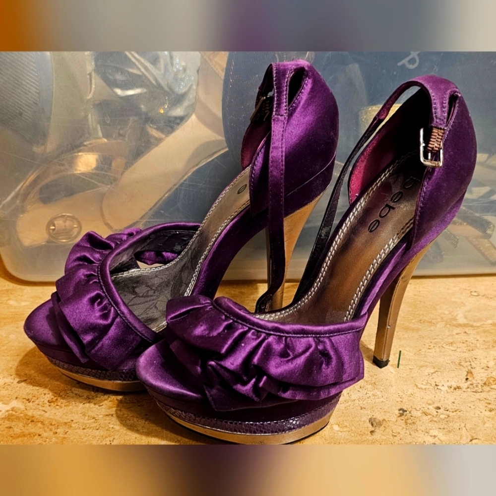 BEBE Ava heels sz 7 platform Satin Shoes Purple.